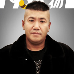 赵本六，原名徐继秋，演员，网络红人，YY主播，电影《东北往事之痞子训练营Ⅱ》主演。赵本六直播风格是以出奇搞怪的形式被关注的，赵本六有了名气以后，他的身边总是有不少的美女出现，曾一度传出他睡女徒弟的谣言，这让他遭受网友们的狂喷。个人经历2016年12月25日，赵本六主演的电影《东北往事之痞子训练营Ⅱ》在北京开拍