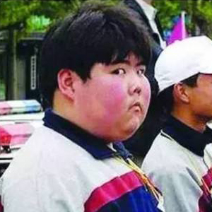 走红原因：2003年春天，钱志君的一个不经意的斜眼“胖照”被网友放在网络上后，就被“恶搞”P成了各种表情、头像、海报等等，但凡有点热门的图片都被P成他那胖嘟嘟的样子，钱志君也迅速红遍了网络，成为当时最火的网红小胖。热门事件：2003年因一张胖照被网友恶搞，继而迅速红遍网络。2010年，参演一只狗的大学时光，