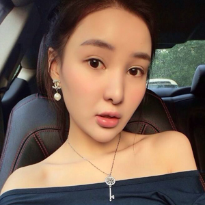 微博：郭美美Baby：https://www.weibo.com/p/1005051741865482郭美May努力努力：https://weibo.com/p/1005057311222964走红原因：2011年6月，郭美美在微博上以“中国红十字会商业总经理”的虚假身份炫富而受关注，她在微博上多次发布其豪宅、名车、名包等照片，引发舆论对于红十字会捐款去向问题的讨论与猜测，并因此